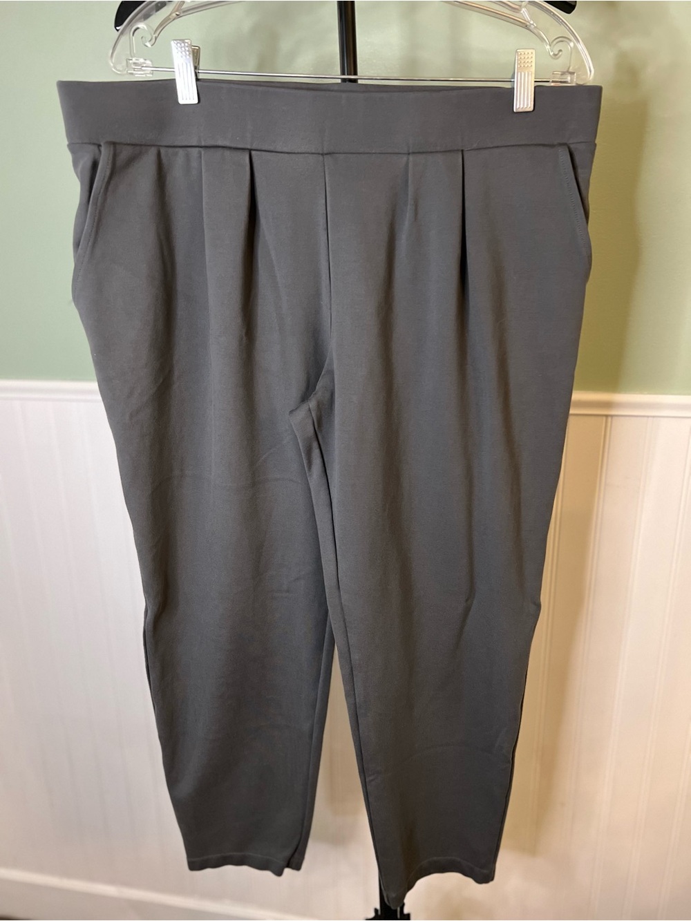 Modern Ambition Women's Cropped Pleated Pull On Ponte Pants in Charcoal. Size XL
